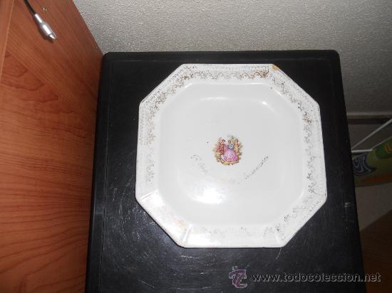 Antig&uuml;edades: PLATO OCTOGONAL CON ESCENA ROMANTICA-A&Ntilde;O 67 - Foto 1