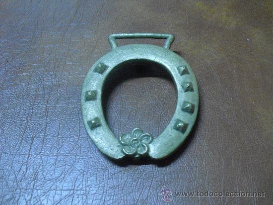 Antiquit&auml;ten: ELEMENTO DECORATIVO DE BRONCE FUNDIDO EN FORMA DE HERRADURA CON SIETE CLAVOS Y FLOR.-UNOS 9 CM LARGO