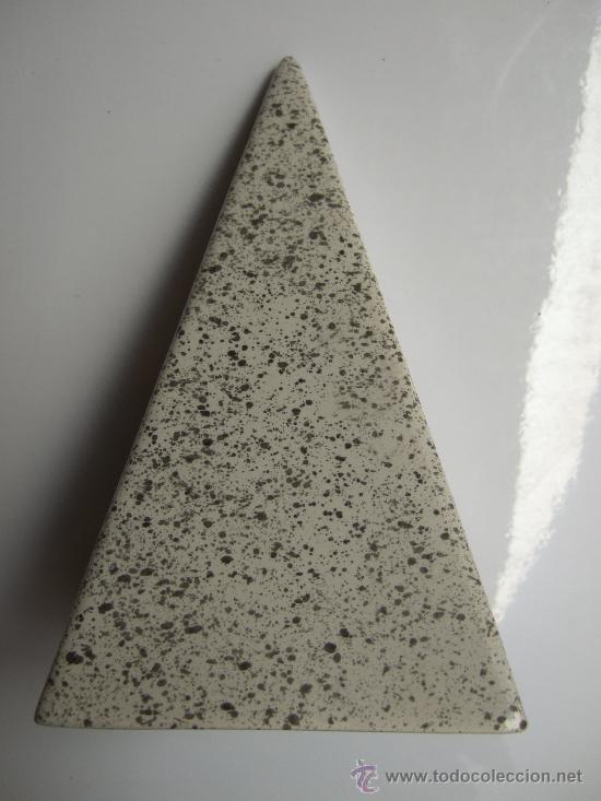 Antig&uuml;edades: PIRAMIDE DE PORCELANA JASPEADA TONOS GRISES - 20 cm DE ALTURA