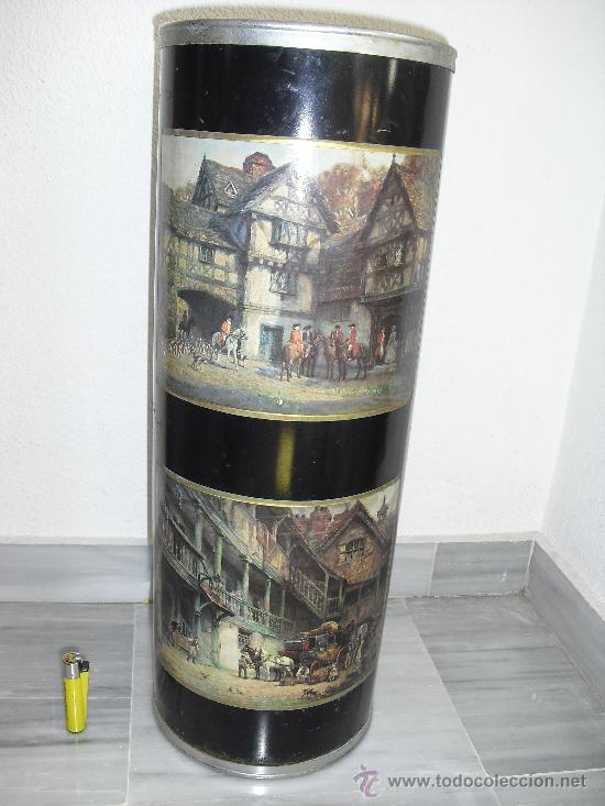 Antig&uuml;edades: Parag&uuml;ero antiguo de metal decorado con reproducciones de pinturas de Frank Moss Bennett.