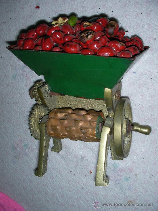 Antiques: ANTIGUO OBJETO DECORATIVO DE MAQUINA DE MOLER CAFE O SIMILAR EN METAL