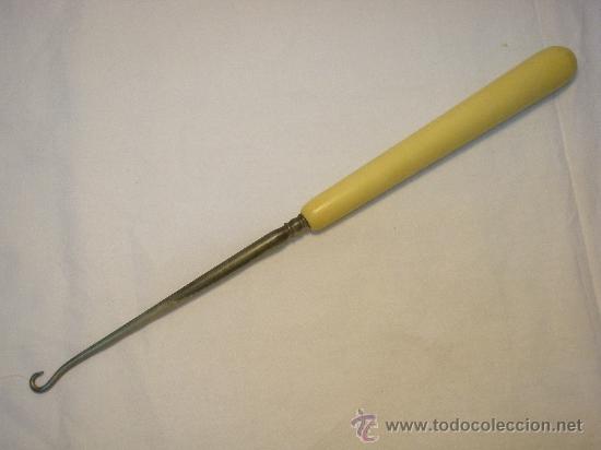Antig&uuml;edades: ANTIGUO GANCHO PARA CORDONES BOTAS - Foto 1