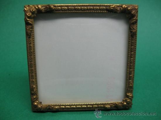 Antiques: ANTIGUO Y PRECIOSO MARQUITO SOBREMESA EN LATON DORADO, CRISTAL ABOMBADO. PP.SG.XX.