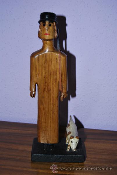 Antiguidades: ANTIGUA FIGURA DE MADERA - CAZADOR CON PERRO