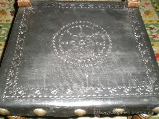 Antig&uuml;edades: silla torneada con cuero negro - Foto 4