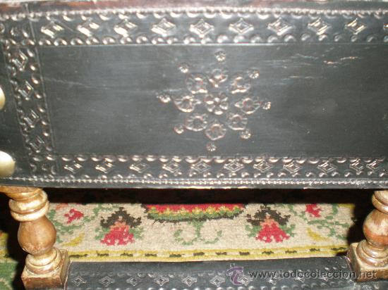 Antig&uuml;edades: silla torneada con cuero negro - Foto 3