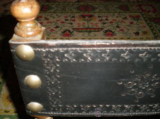 Antig&uuml;edades: silla torneada con cuero negro - Foto 2