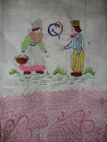 Antiquit&auml;ten: ELABORADA TOALLA EN LINO BICOLOR, BORDADA A MANO, FLECO ANUDADO A MANO. SG.XIX. 1880-1910. SIN USO.