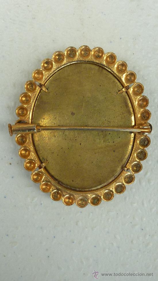 Antig&uuml;edades: Broche de la virgen en pasta y metal. - Foto 2