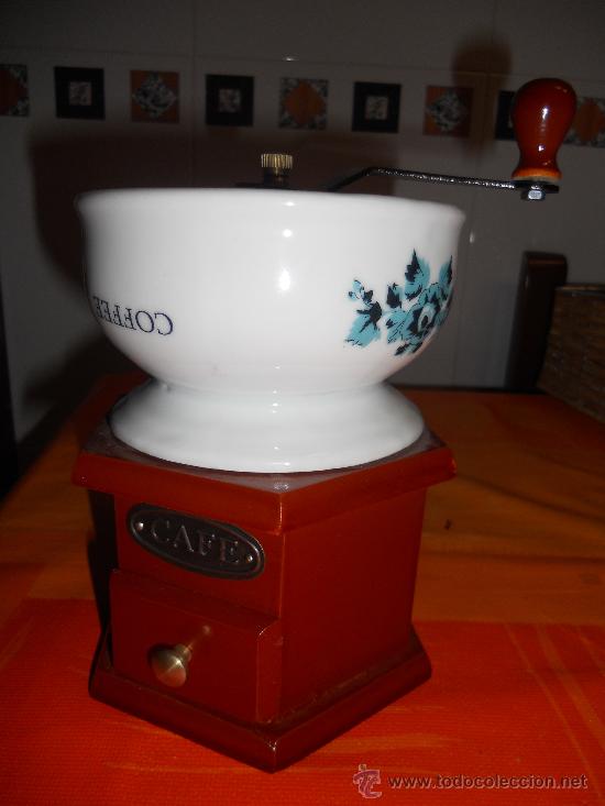 Antig&uuml;edades: PRECIOSO  MOLINILLO EN MADERA Y PORCELANA.