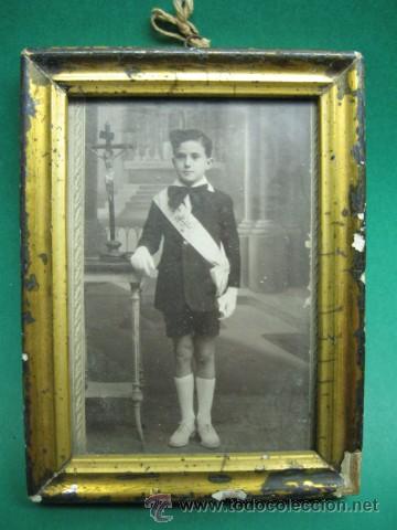 Antiques: DELICADO Y ANTIGUO MARQUITO EN MADERA DORADA, BRU&Ntilde;IDO. FOTO CHAVALIN COMULGANDO. FF.SG.XIX.