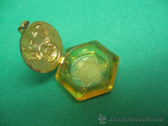 Antiques: PRECIOSO Y ANTIGUO GUARDAROSARIOS EN CRISTAL Y TAPA LATON, PP.SG.XX. IDEAL PASTILLERO.