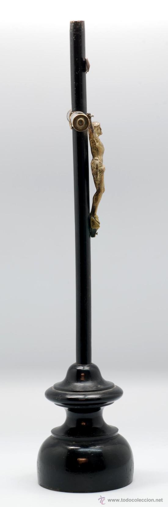 Antig&uuml;edades: Crucifijo en madera y bronce con base S XIX - Foto 4