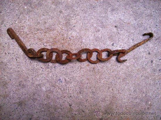 Antig&uuml;edades: ANTIGUO CREMALLO DE FORJA PARA COLGAR CALDEROS EN LA CHIMENEA