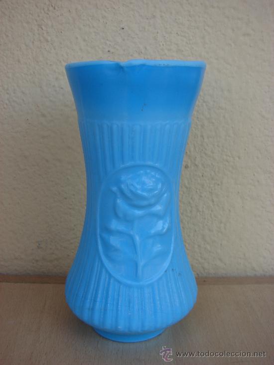 Antig&uuml;edades: FLORERO ANTIGUO DE OPALINA AZUL - Foto 1