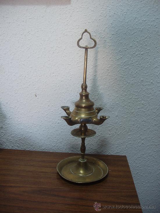 Oggetti Antichi: CANDIL DE ACEITE 34,5 cm ALTURA /// BRONCE. CUATRO BRAZOS. ANTIGUO ///