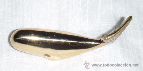 Oggetti Antichi: figura de una ballena en metal