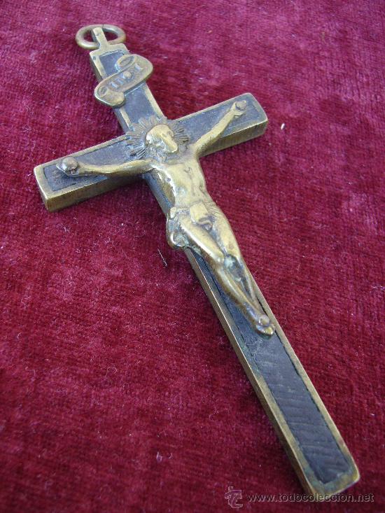 Antig&uuml;edades: Crucifijo antiguo de bronce y madera - Foto 1