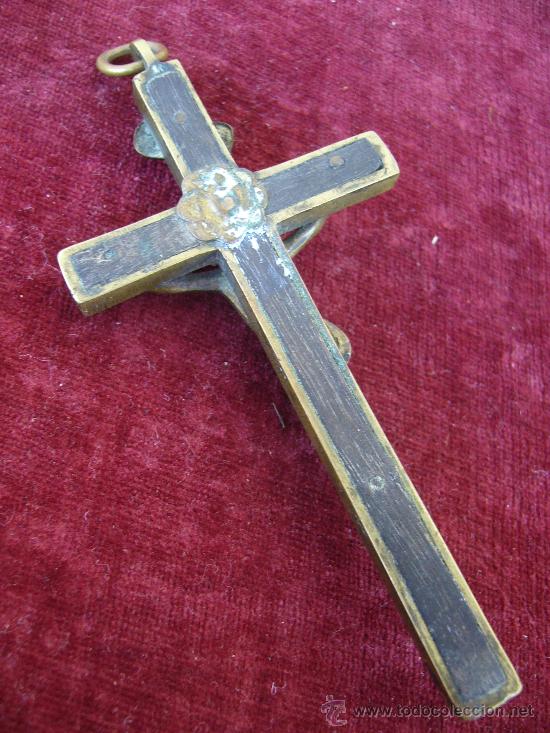 Antig&uuml;edades: Crucifijo antiguo de bronce y madera - Foto 2