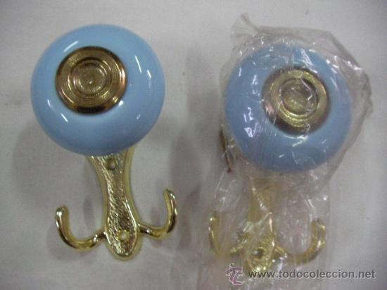Antiquit&eacute;s: ANTIGUA PAREJA DE  RECOGEDORES DE CORTINA EN CERAMICA (AZUL CLARO) Y METAL NUEVOS SIN USAR