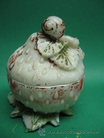 Antiguidades: ANTIGUO Y CURIOSO AZUCARERO EN CRISTAL OPACO PRENSADO, FORMA DE FRESA CON CARACOL. PP.SG.XX.