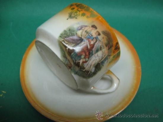 Antiquit&auml;ten: PRECIOSA TACILLA DE CAFE EN PORCELANA DE REFLEJOS ANACARADA PP.SG.XX. ENUMERADA, ROMANTICA.