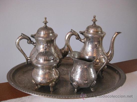 Antiguidades: JUEGO DE CAFE EN METAL PLATEADO Y CINCELADO CON BANDEJA METAL REPUJADO - 5 PIEZAS-LIQUIDACION-GANGA
