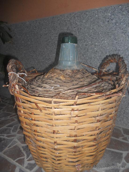 Antiquit&auml;ten: ANTIGUO BOTELLA DE CRISTAL FORRADA CON CA&Ntilde;A. UTILIZADA PARA GUARDAR VINO.