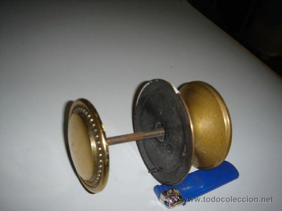 Antig&uuml;edades: Pomo de lat&oacute;n con embellecedor en la parte trasera. - Foto 1