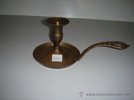 Antig&uuml;edades: Portavelas de lat&oacute;n.