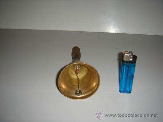 Antig&uuml;edades: Campana de sobremesa de lat&oacute;n y mango de madera. - Foto 1