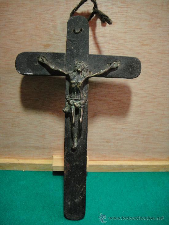 Antig&uuml;edades: antiguo crucifijo en bronce - Foto 1
