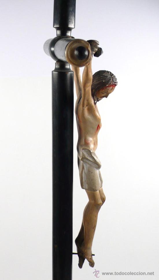 Antigüedades: Cristo de madera en cruz, s.XIX. Altura total: 89 cm. tamaño cristo: 30 cm totales. - Foto 7 - 28788227