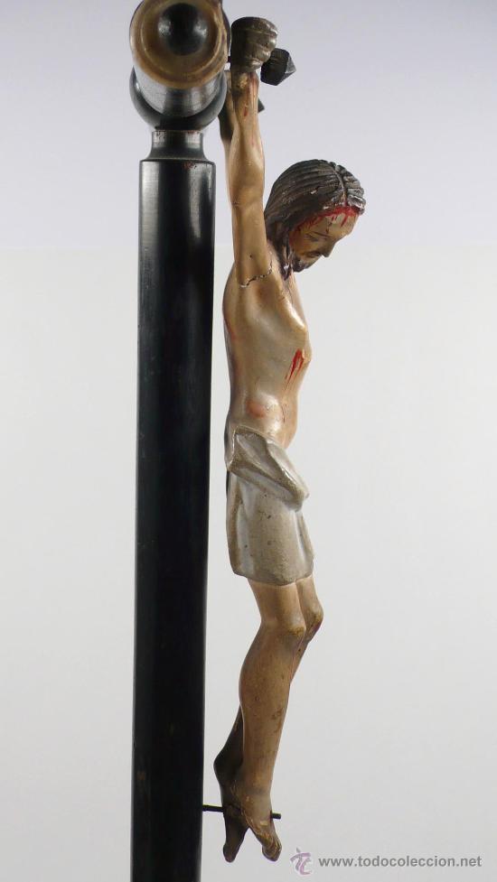 Antigüedades: Cristo de madera en cruz, s.XIX. Altura total: 89 cm. tamaño cristo: 30 cm totales. - Foto 4 - 28788227