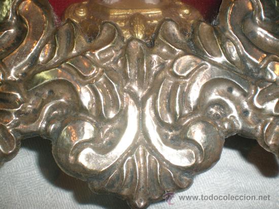 Antig&uuml;edades: marco de metal con santo - Foto 3