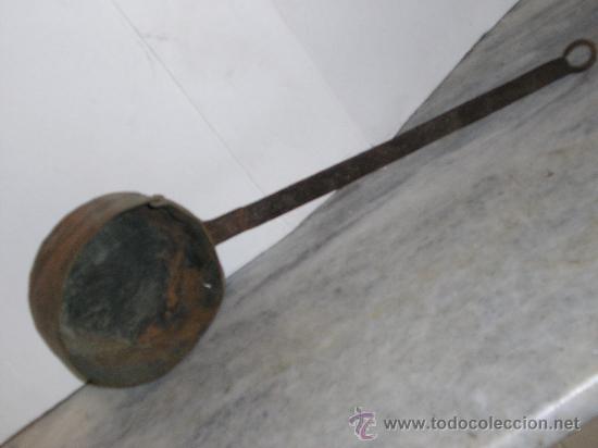 Antig&uuml;edades: ANTIGUO CAZO DE COBRE CON MANGO DE HIERRO - Foto 1