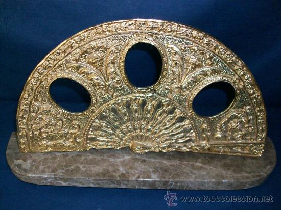 Antig&uuml;edades: PORTAFOTOS DE BRONCE CON PIE DE MARMOL