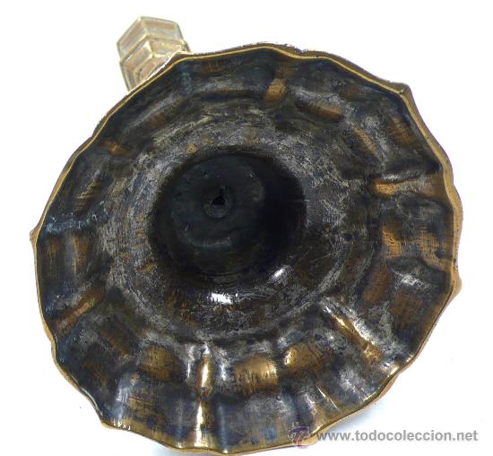 Antigüedades: Candelabro de metal s. XVIII, 25 cm. de altura, . - Foto 3 - 29064858