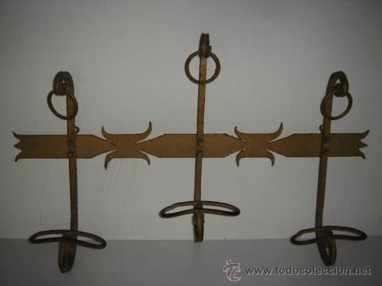 Antig&uuml;edades: Perchero de pared de forja con tres colgadores. - Foto 1