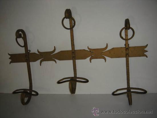 Antig&uuml;edades: Perchero de pared de forja con tres colgadores. - Foto 2