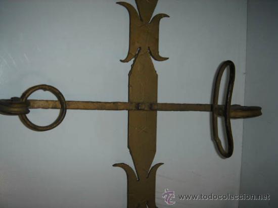 Antig&uuml;edades: Perchero de pared de forja con tres colgadores. - Foto 3
