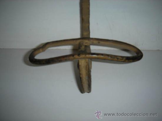 Antig&uuml;edades: Perchero de pared de forja con tres colgadores. - Foto 4