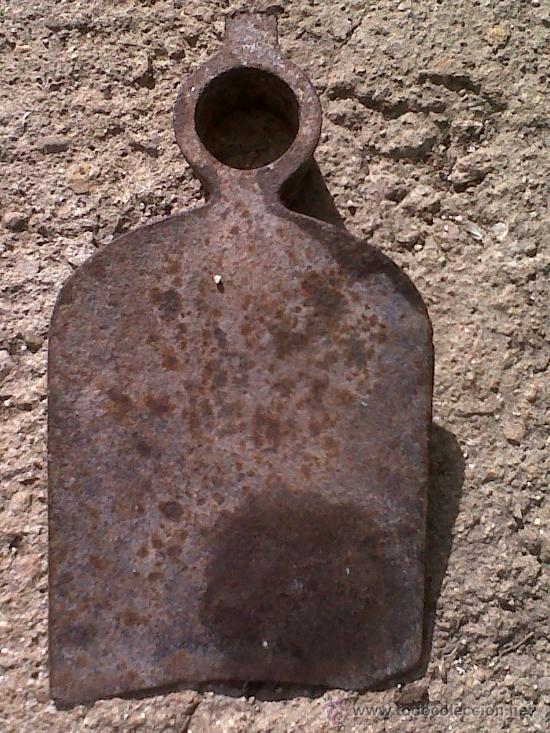 Antig&uuml;edades: ANTIGUA AZADA DE HIERRO. - Foto 1