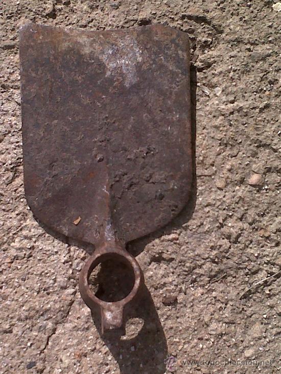 Antig&uuml;edades: ANTIGUA AZADA DE HIERRO. - Foto 2