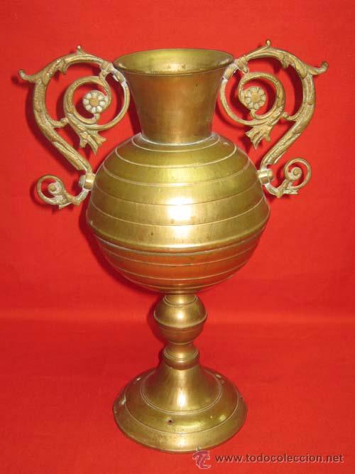 Antig&uuml;edades: Florero de bronce, con asas art&iacute;sticamente labradas. - Foto 1