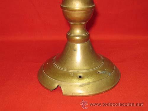 Antig&uuml;edades: Florero de bronce, con asas art&iacute;sticamente labradas. - Foto 2