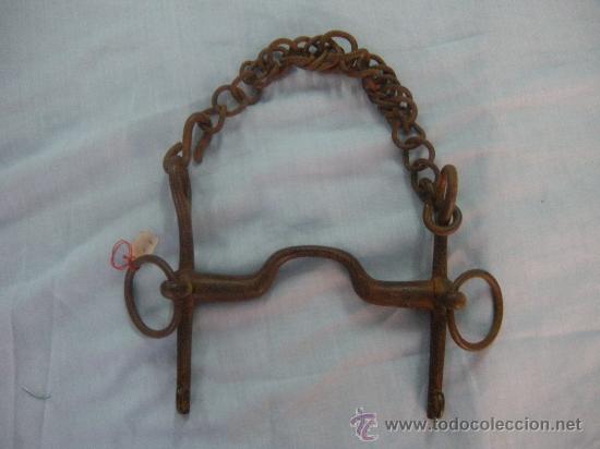 Antig&uuml;edades: ANTIGUO BOCADO DE CABALLO CON CADENA - Foto 1