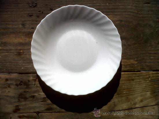 Antig&uuml;edades: PLATOS BLANCOS CON BORDES ONDULADOS. - Foto 2