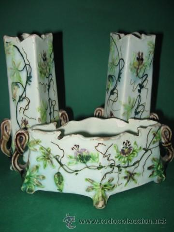 Antig&uuml;edades: PRECIOSO Y ANTIGUO JUEGO DE BUCAROS CON JARDINERA, ART NOUVEAU FF.SG.XIX. CERAMICA VIDRIADA RELIEVES