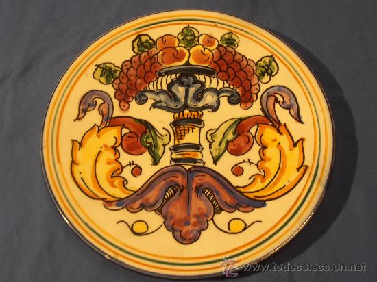 Antig&uuml;edades: PLATO HERALDICO CON DECORACION FRUTAL - Foto 1